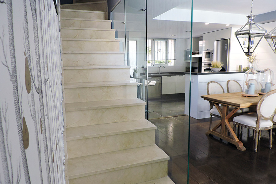 Свежая идея для дизайна: прямая лестница среднего размера в морском стиле с ступенями из плитки и подступенками из плитки - отличное фото интерьера