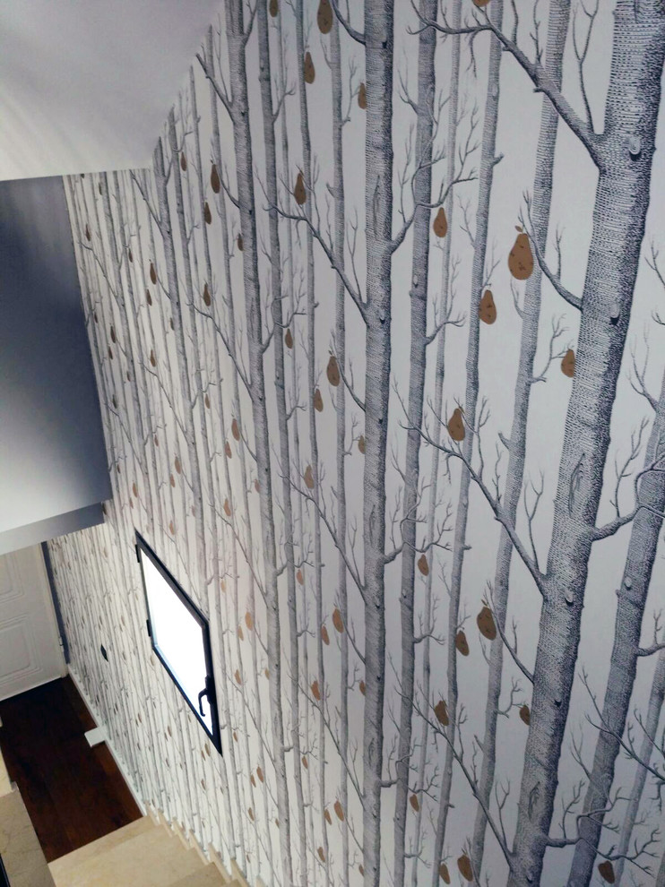 Imagen de escalera recta, romántica, de tamaño medio, con escalones con baldosas y contrahuellas con baldosas y/o azulejos