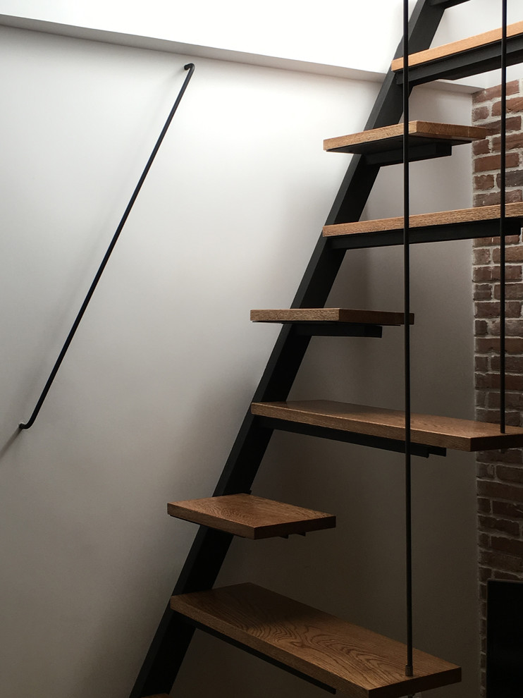 Стильный дизайн: маленькая прямая лестница в стиле модернизм с деревянными ступенями без подступенок для на участке и в саду - последний тренд