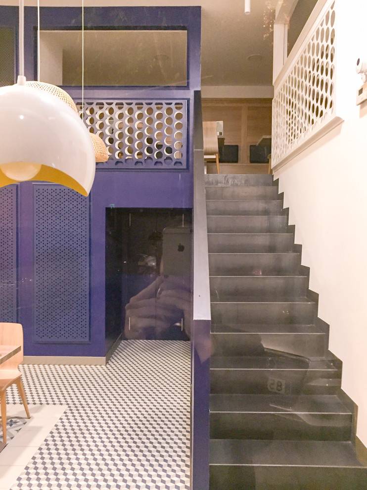 Foto de escalera recta actual de tamaño medio con escalones de metal, contrahuellas de metal y barandilla de madera