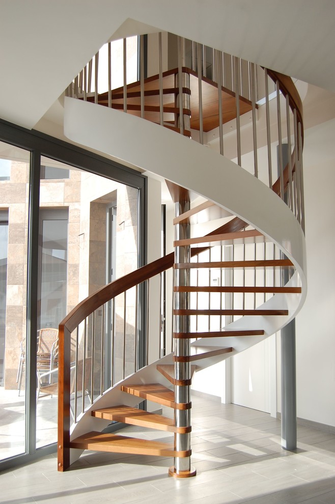 Foto de escalera de caracol minimalista de tamaño medio sin contrahuella con escalones de madera