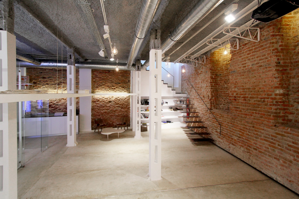 Mittelgroße Industrial Treppe in U-Form mit offenen Setzstufen in Madrid