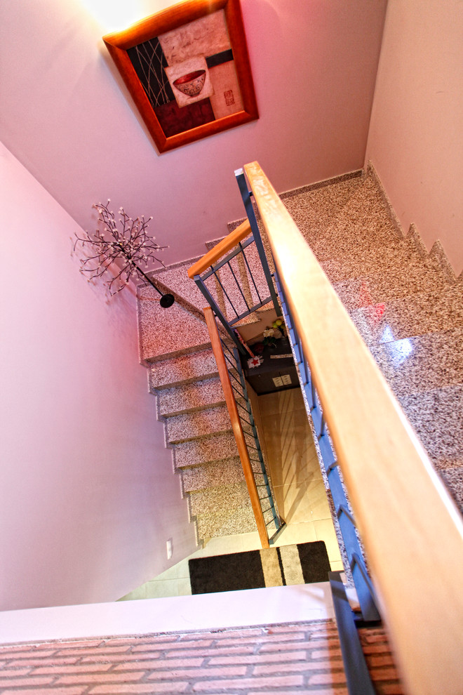 Идея дизайна: п-образная лестница среднего размера в стиле неоклассика (современная классика)