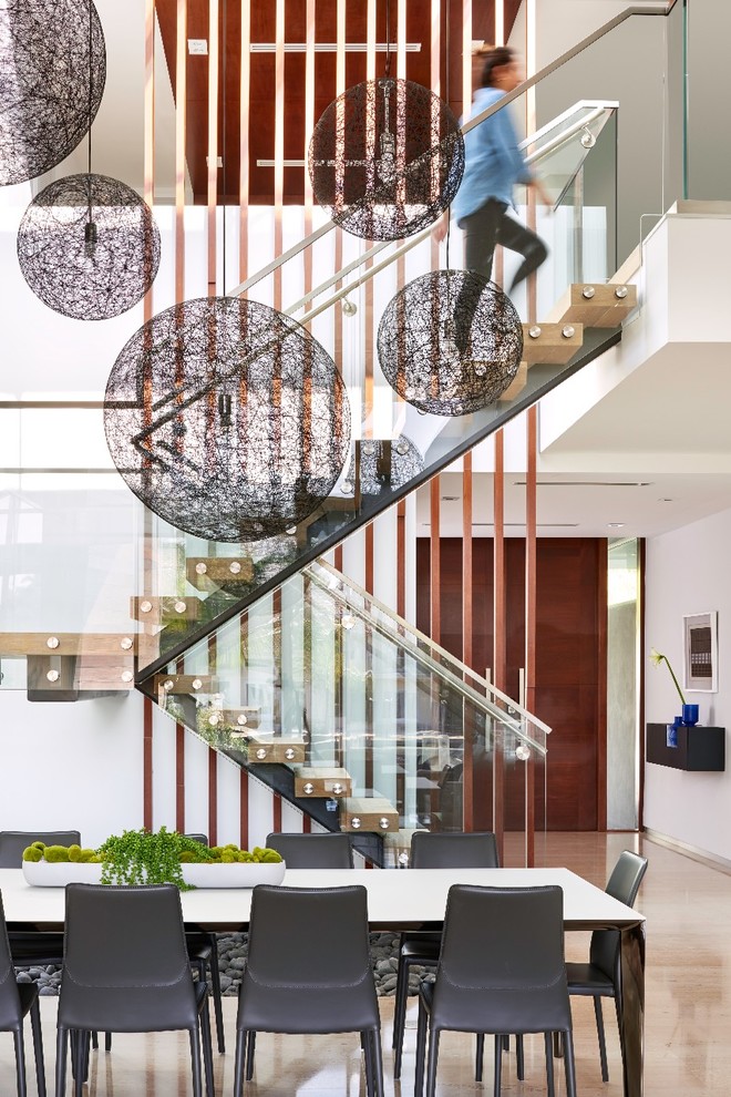 Идея дизайна: п-образная лестница в современном стиле с деревянными ступенями и стеклянными перилами без подступенок