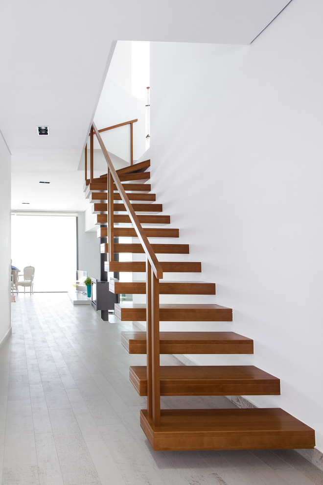 Schwebende, Mittelgroße Moderne Holztreppe mit Holz-Setzstufen in Alicante-Costa Blanca