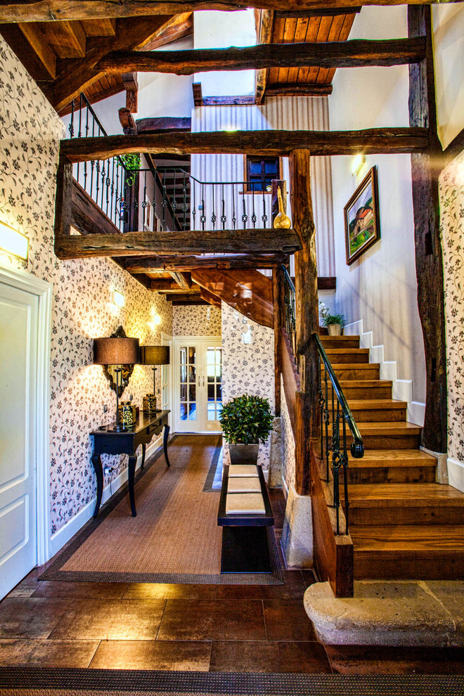 Свежая идея для дизайна: угловая деревянная лестница среднего размера в стиле рустика с деревянными ступенями и металлическими перилами - отличное фото интерьера