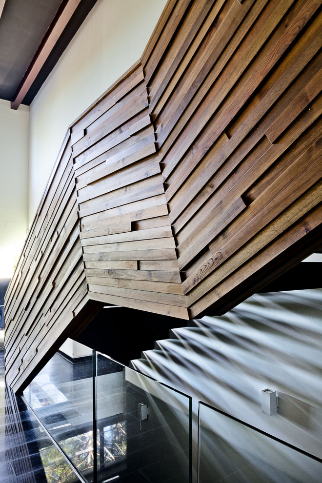 マドリードにある広い北欧スタイルのおしゃれなスケルトン階段 (木材の手すり) の写真