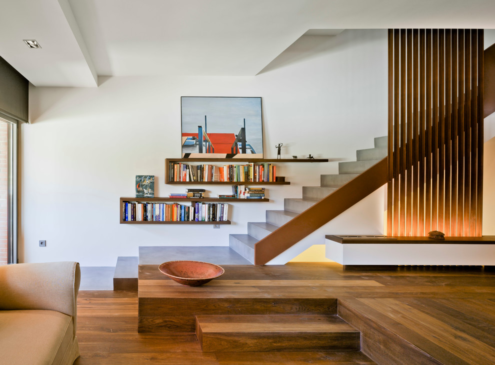 Пример оригинального дизайна: большая прямая бетонная лестница в стиле модернизм с бетонными ступенями