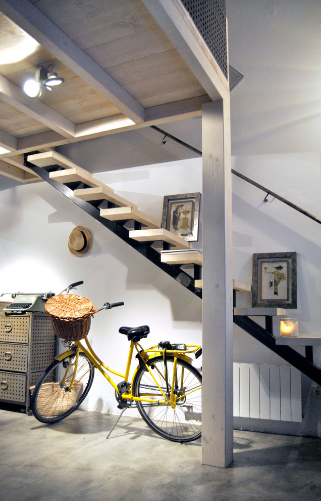 Diseño de escalera recta industrial de tamaño medio sin contrahuella con escalones de madera