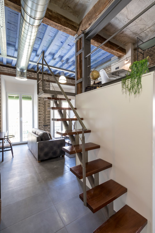 Imagen de escalera recta urbana pequeña sin contrahuella con escalones de madera y barandilla de metal