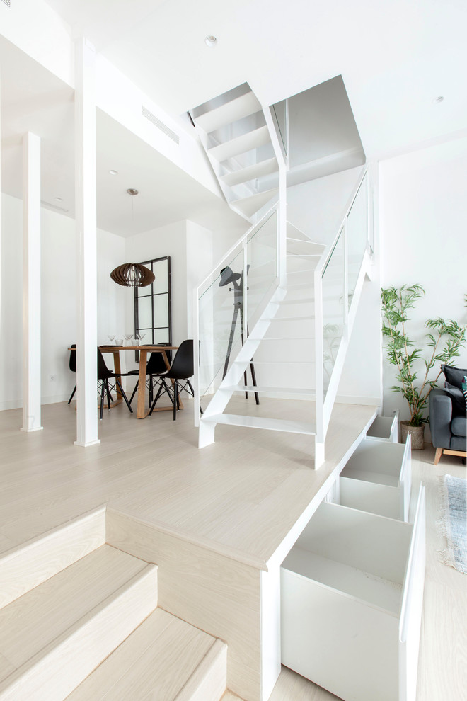 Aménagement d'un escalier sans contremarche contemporain en U de taille moyenne avec des marches en métal et un garde-corps en verre.