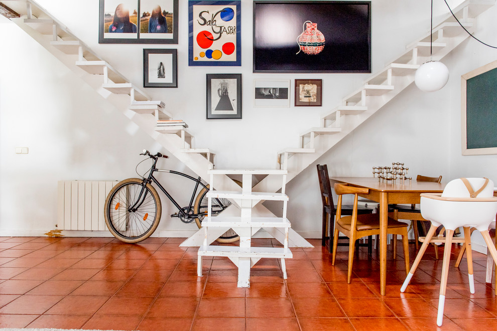 マドリードにあるお手頃価格の中くらいな地中海スタイルのおしゃれな階段の写真
