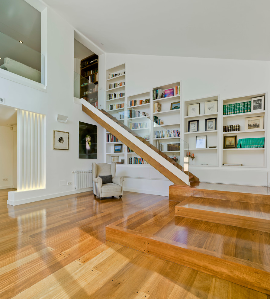 Стильный дизайн: прямая лестница среднего размера в стиле неоклассика (современная классика) с деревянными ступенями - последний тренд