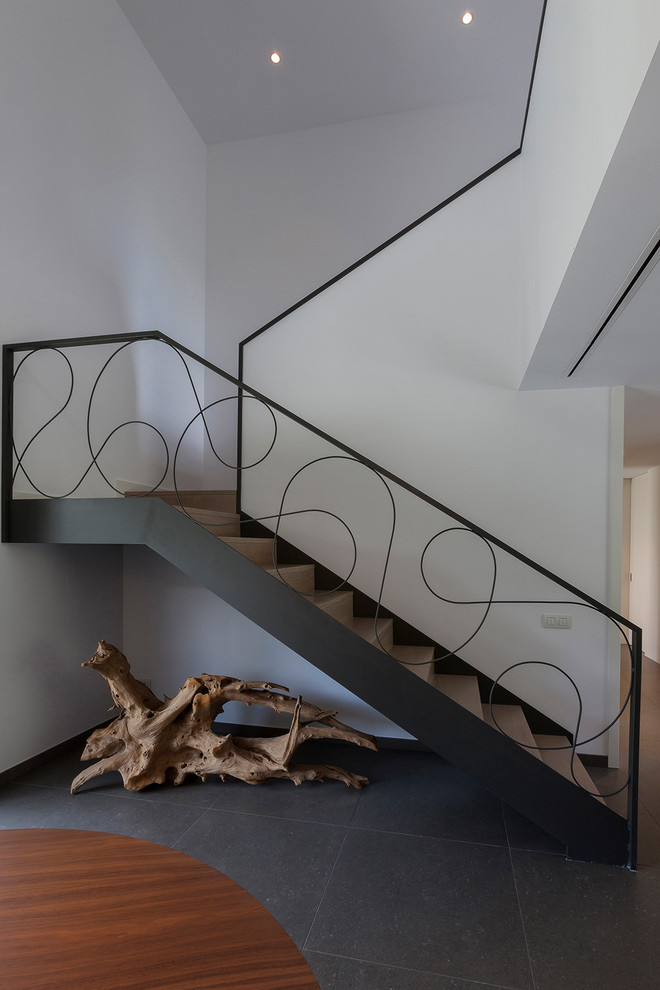 На фото: лестница в стиле модернизм с металлическими перилами с