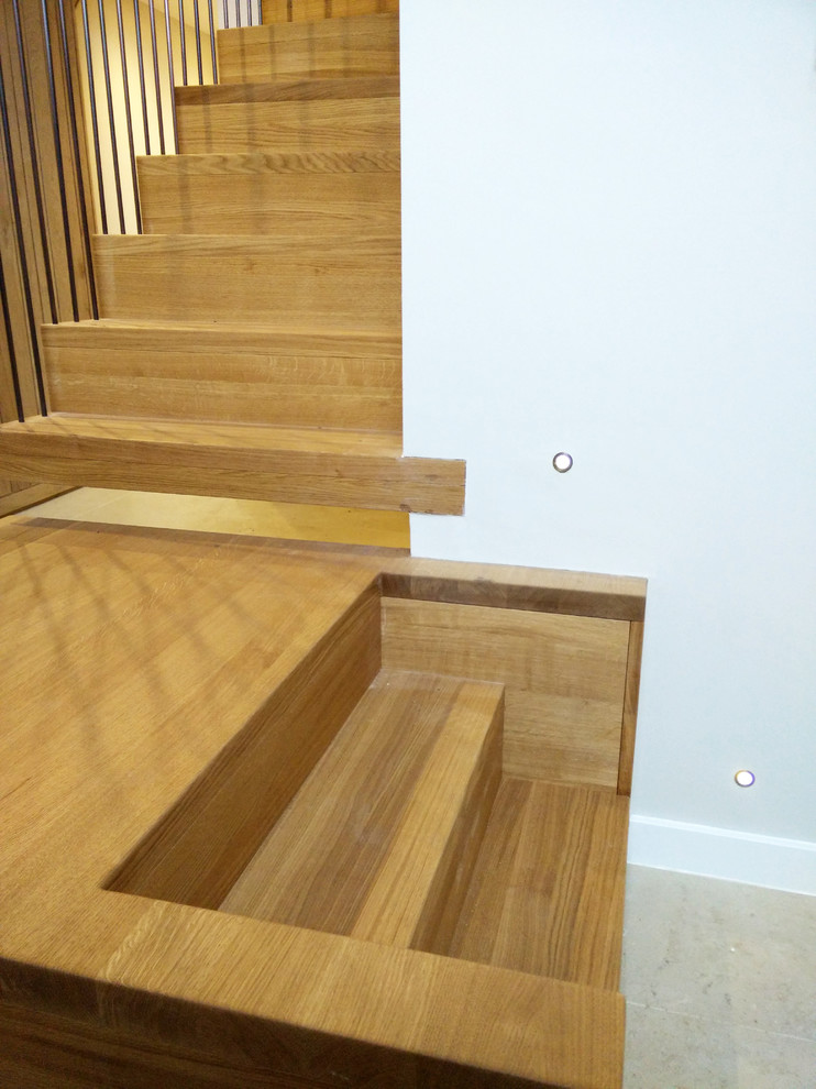 Идея дизайна: большая деревянная лестница на больцах в скандинавском стиле с деревянными ступенями и металлическими перилами