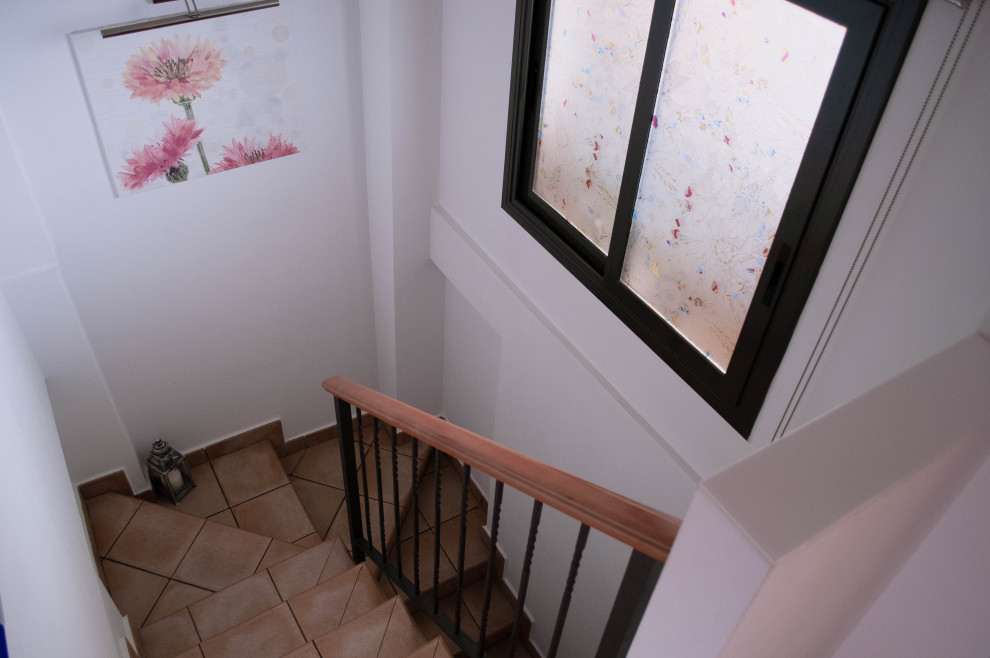 Пример оригинального дизайна: п-образная лестница среднего размера в стиле шебби-шик с ступенями из плитки, подступенками из плитки и деревянными перилами