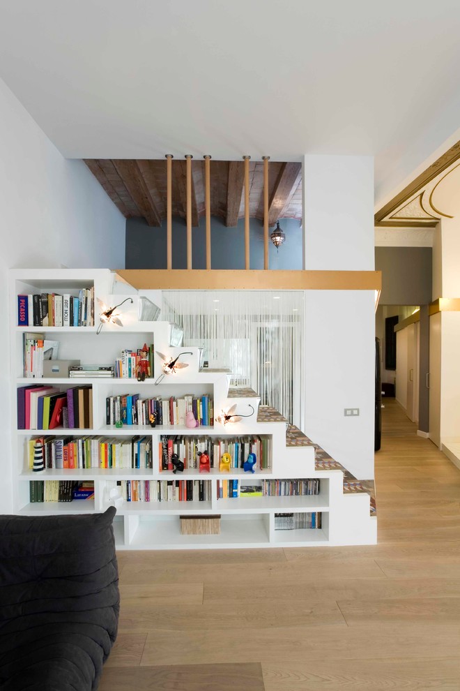 Gerade, Kleine Moderne Treppe mit Teppich-Treppenstufen und Teppich-Setzstufen in Barcelona