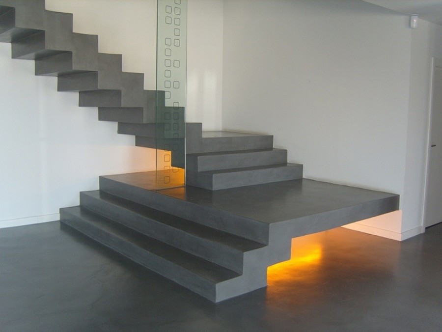 Идея дизайна: изогнутая лестница среднего размера в современном стиле