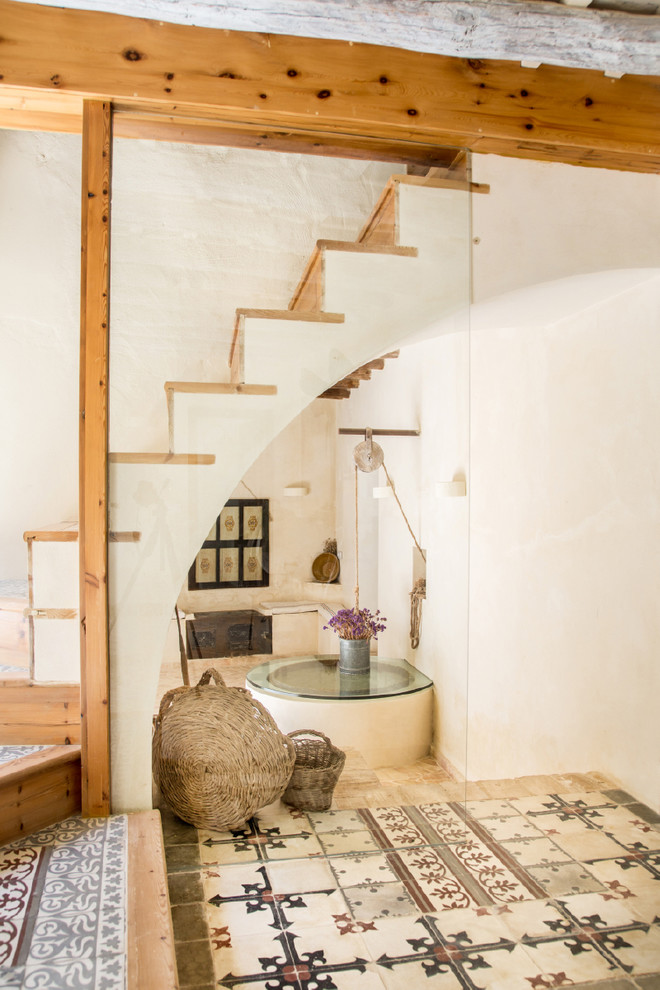Пример оригинального дизайна: прямая деревянная лестница в средиземноморском стиле с деревянными ступенями