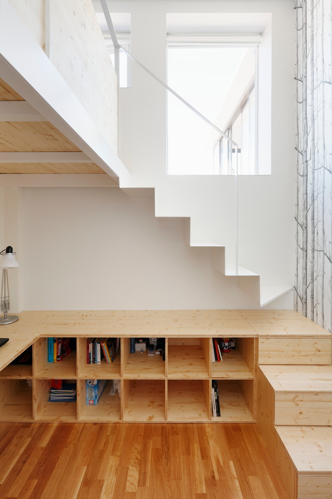 Aménagement d'un escalier scandinave en L de taille moyenne avec des marches en bois, des contremarches en bois et éclairage.