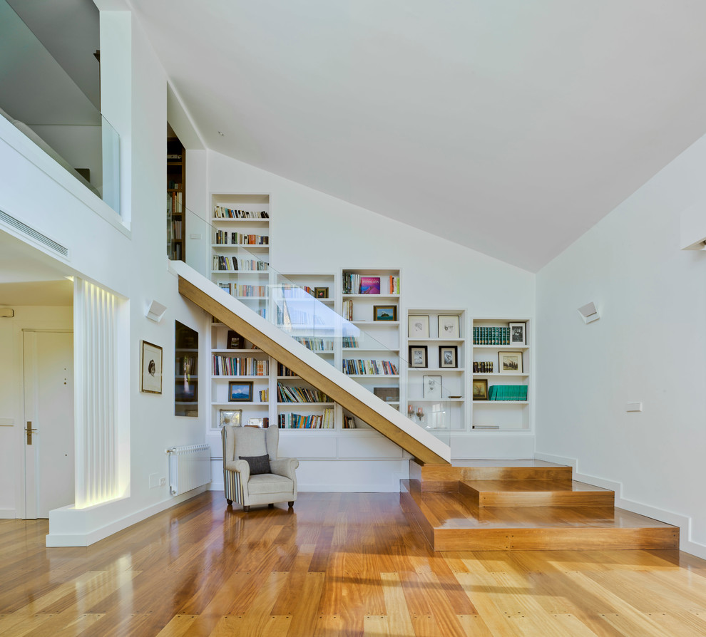 Идея дизайна: большая угловая лестница в современном стиле с деревянными ступенями