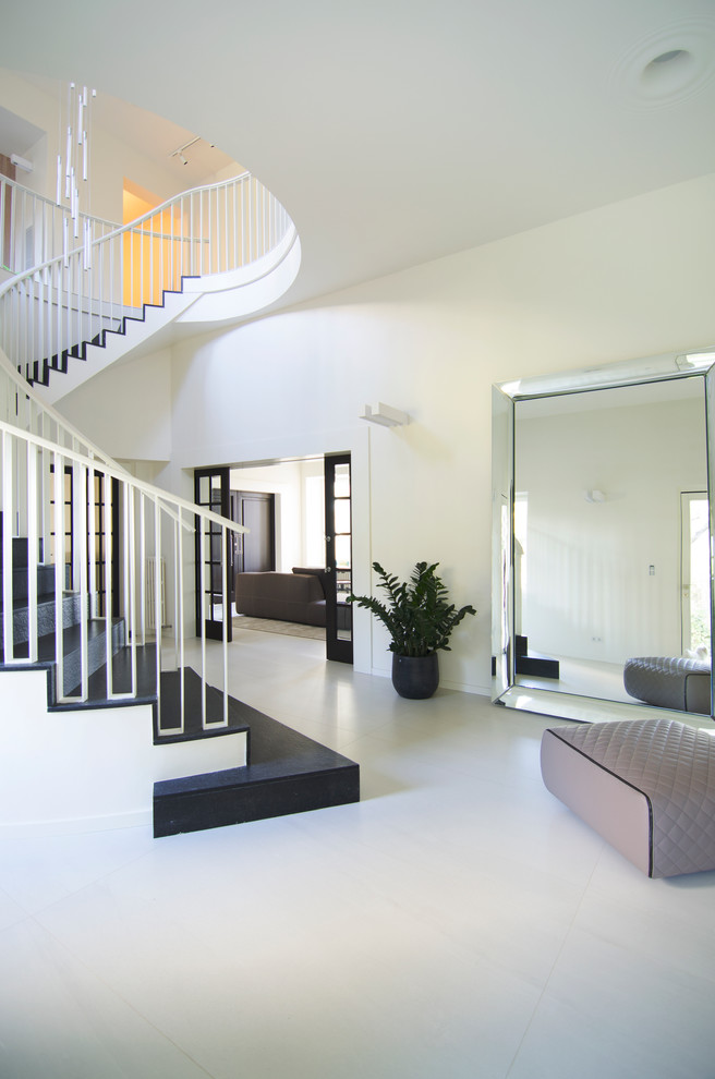 Gewendelte, Mittelgroße Moderne Treppe in Barcelona