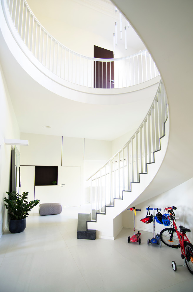 Пример оригинального дизайна: изогнутая лестница среднего размера в современном стиле