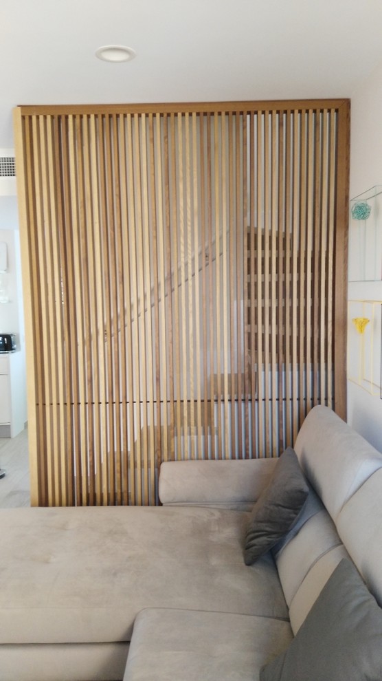 Immagine di una scala a "L" bohémian di medie dimensioni con parapetto in legno