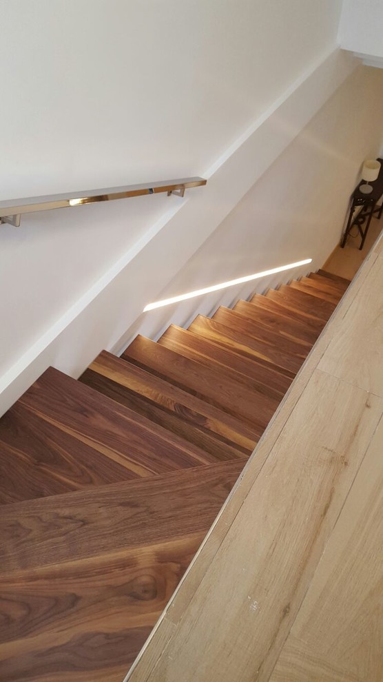Diseño de escalera suspendida nórdica de tamaño medio sin contrahuella con escalones de madera