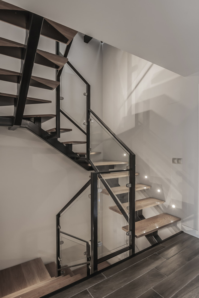 Foto de escalera actual con escalones de madera y barandilla de metal