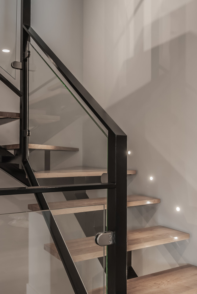 Свежая идея для дизайна: лестница в современном стиле с деревянными ступенями и металлическими перилами - отличное фото интерьера