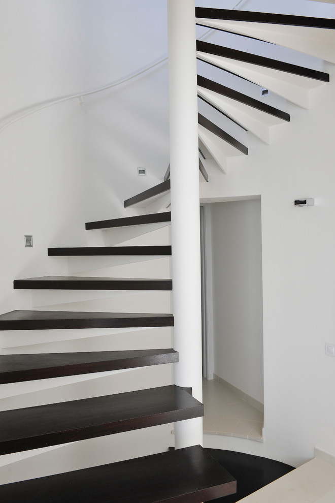 Mittelgroße Moderne Treppe mit offenen Setzstufen und Stahlgeländer in Sonstige