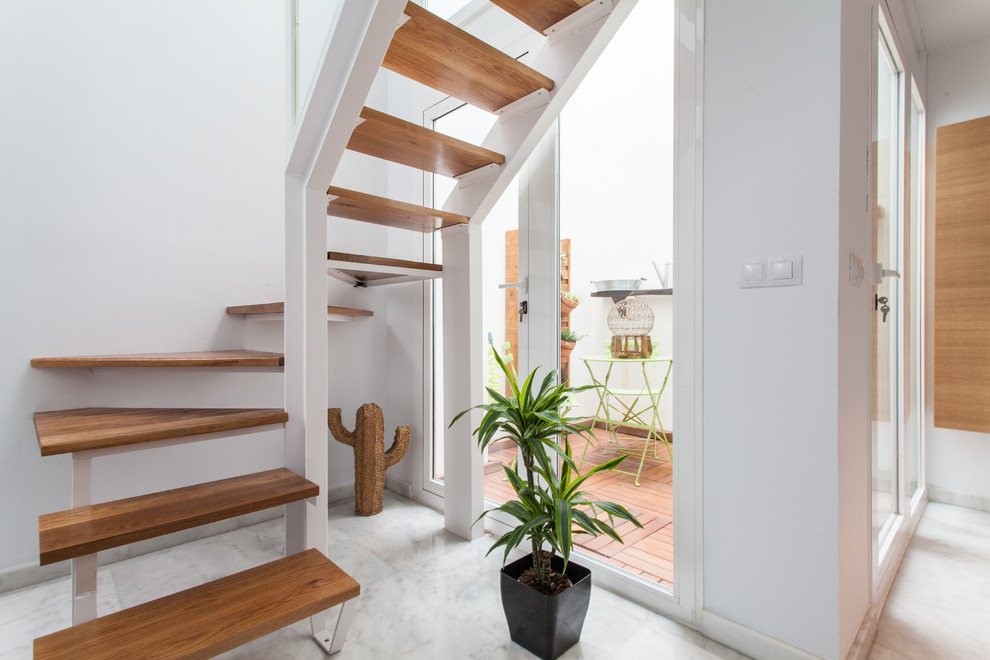 Пример оригинального дизайна: п-образная лестница среднего размера в современном стиле с деревянными ступенями без подступенок