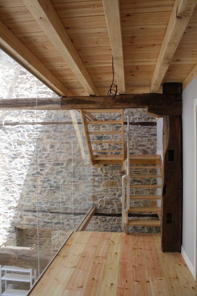 Идея дизайна: маленькая п-образная лестница в стиле рустика с деревянными ступенями без подступенок для на участке и в саду