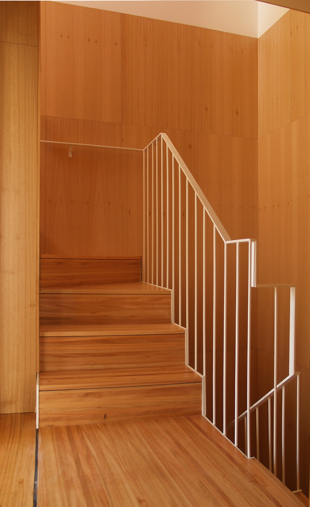 Idées déco pour un escalier scandinave en U de taille moyenne avec des marches en bois et des contremarches en bois.
