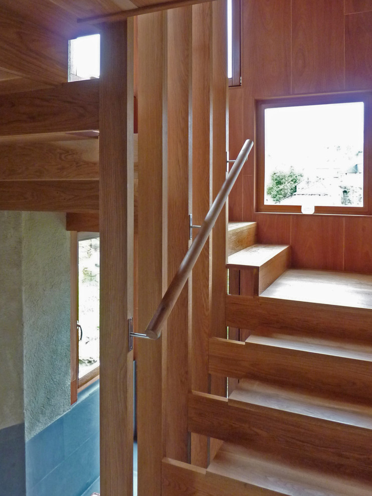 Idées déco pour un petit escalier classique en U avec des marches en bois et des contremarches en bois.