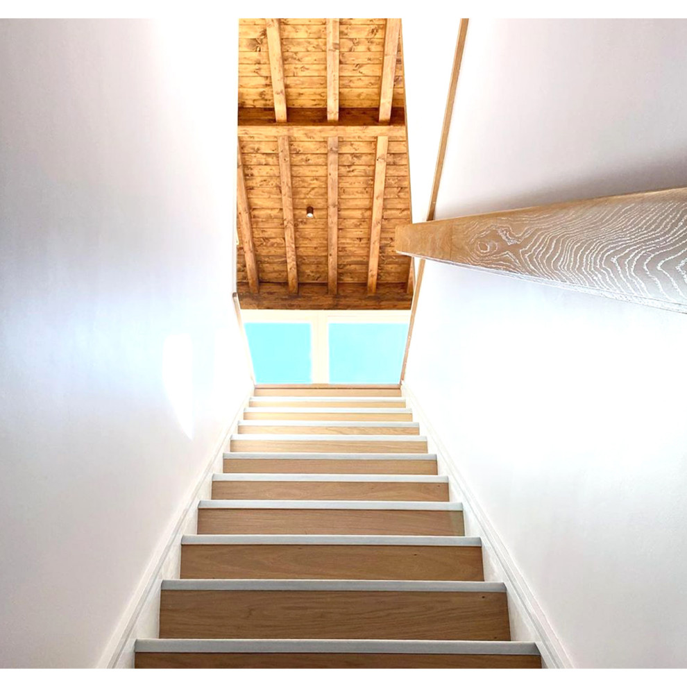マラガにある高級な広いトランジショナルスタイルのおしゃれな直階段 (木の蹴込み板、木材の手すり) の写真