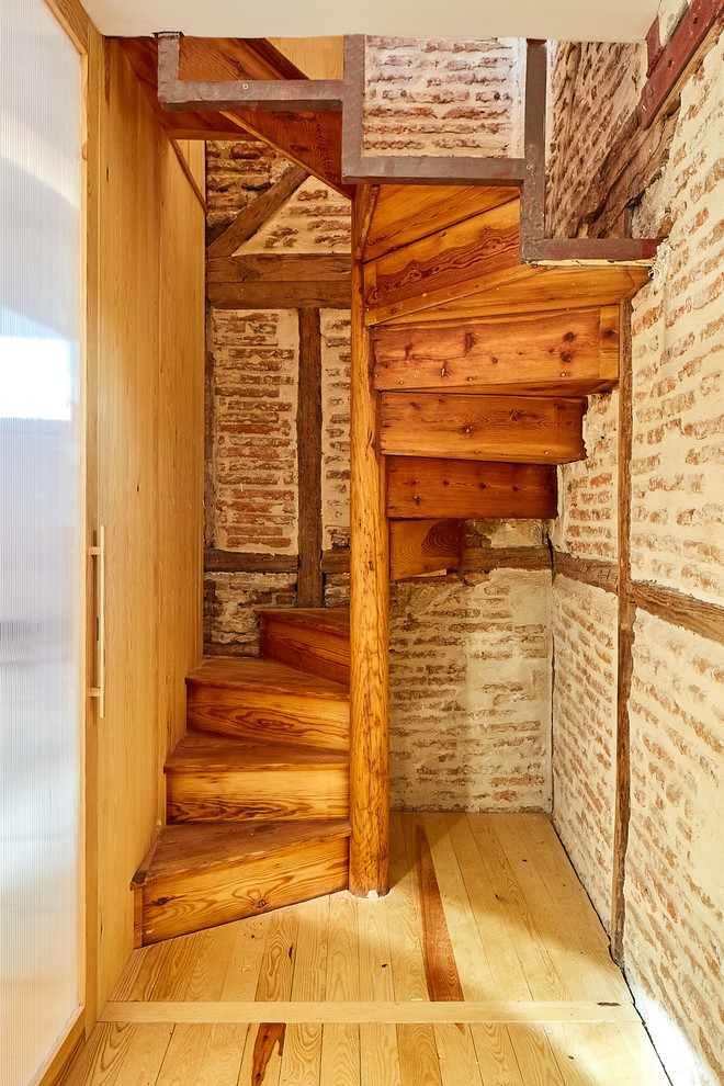 Diseño de escalera de caracol, mediterránea, con escalones de madera y contrahuellas de madera