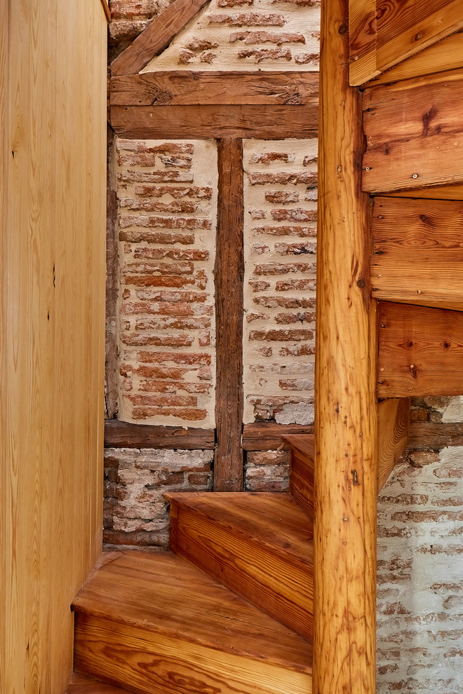 Идея дизайна: маленькая винтовая деревянная лестница в стиле модернизм с деревянными ступенями и деревянными перилами для на участке и в саду