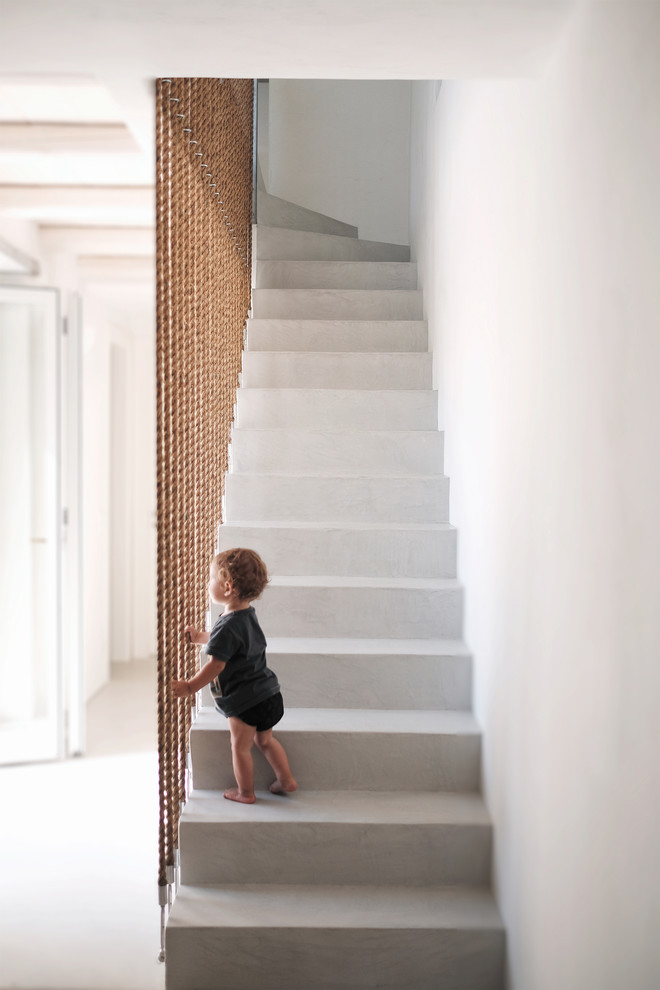 Источник вдохновения для домашнего уюта: прямая бетонная лестница среднего размера в средиземноморском стиле с бетонными ступенями