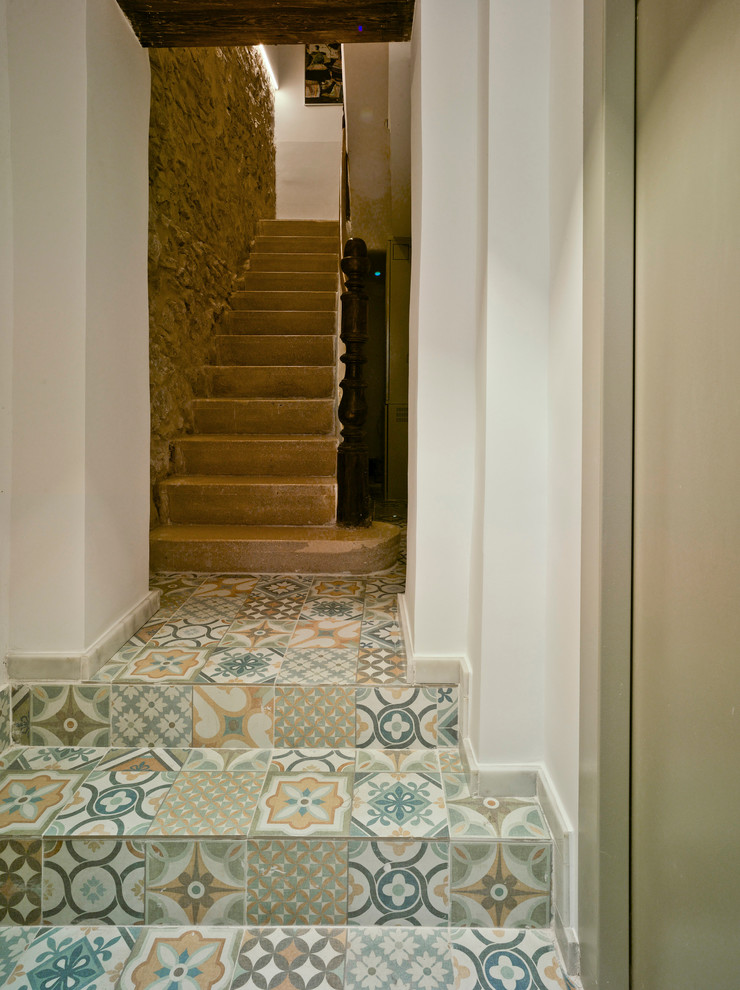 Cette photo montre un petit escalier carrelé droit méditerranéen avec des contremarches carrelées.