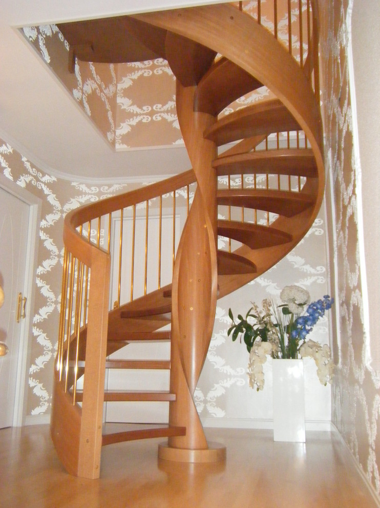 Cette image montre un petit escalier sans contremarche hélicoïdal traditionnel avec des marches en bois.