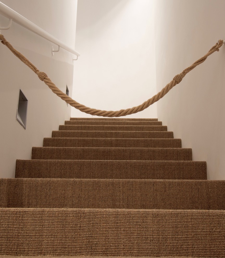 На фото: маленькая прямая лестница в скандинавском стиле с ступенями с ковровым покрытием и ковровыми подступенками для на участке и в саду с