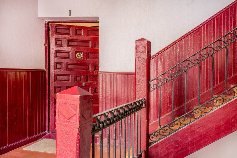 マドリードにあるお手頃価格の中くらいなエクレクティックスタイルのおしゃれな折り返し階段の写真