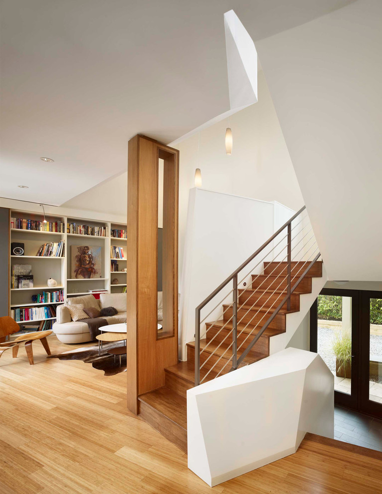 Стильный дизайн: п-образная деревянная лестница среднего размера в современном стиле с деревянными ступенями - последний тренд