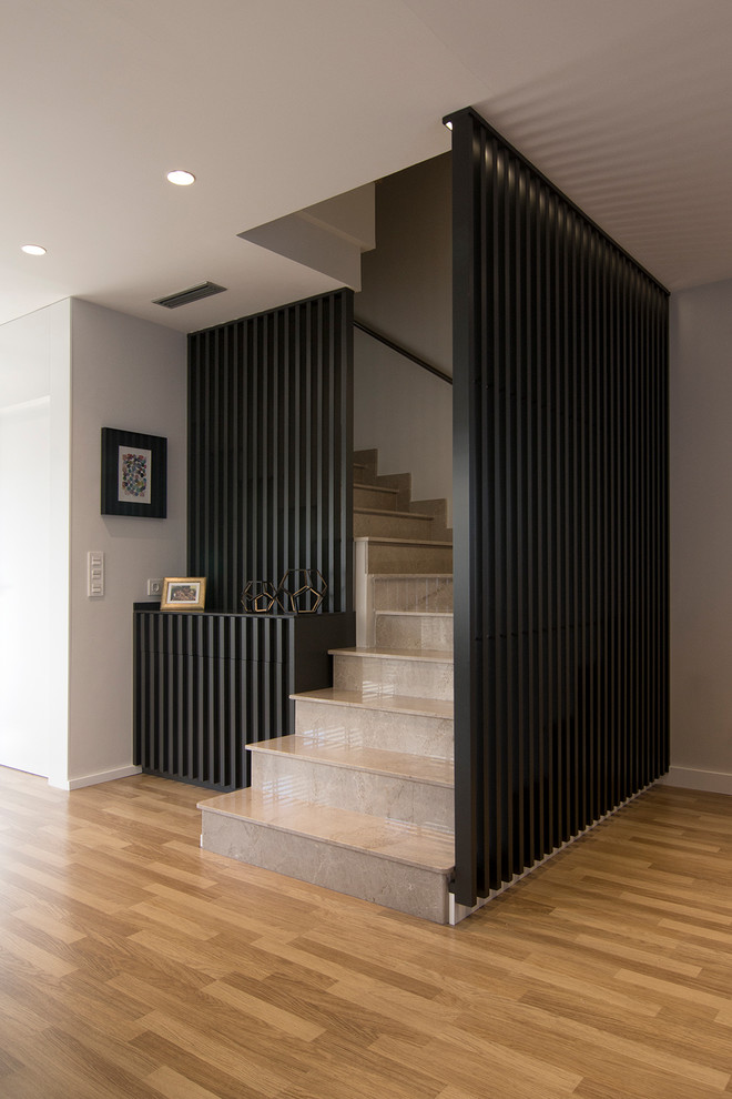 Источник вдохновения для домашнего уюта: п-образная лестница среднего размера в современном стиле с мраморными ступенями, подступенками из мрамора и деревянными перилами