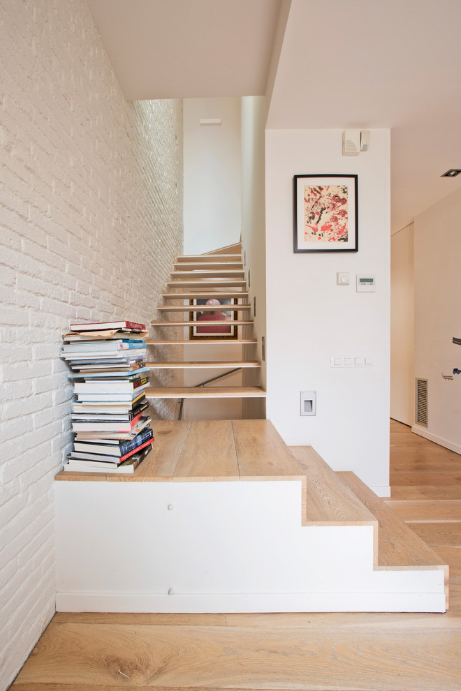 На фото: угловая лестница в современном стиле с деревянными ступенями без подступенок