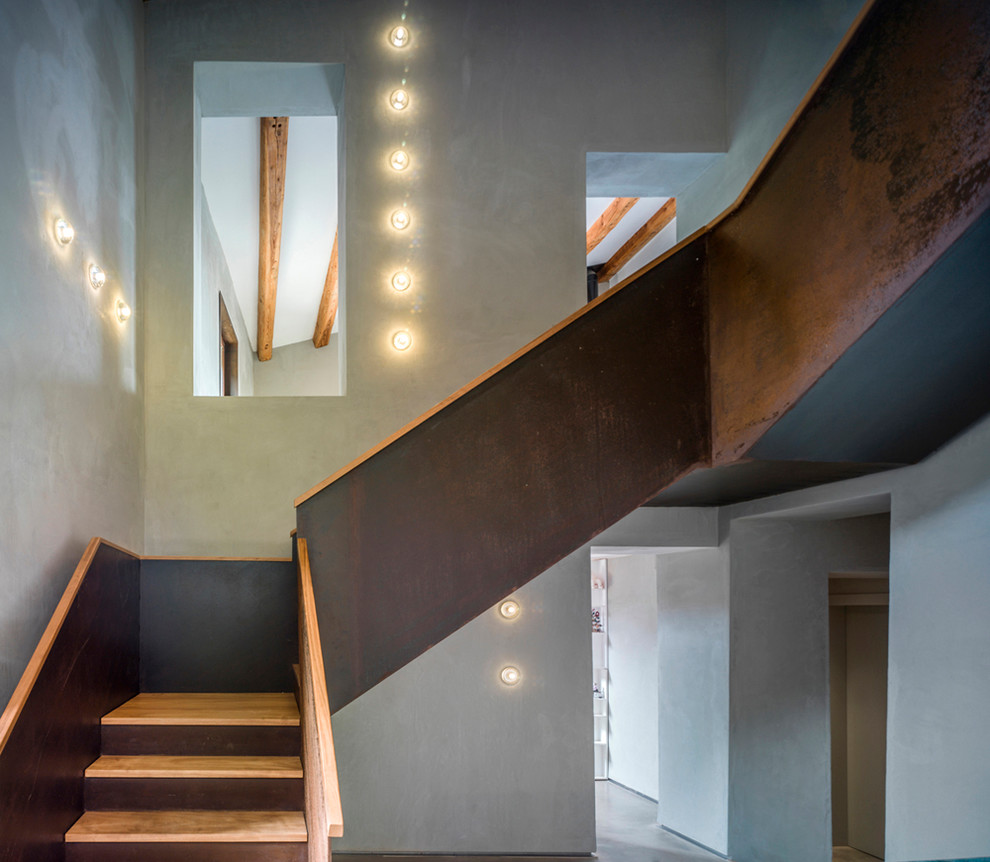 Foto de escalera en L de estilo de casa de campo grande con escalones de madera y contrahuellas de metal