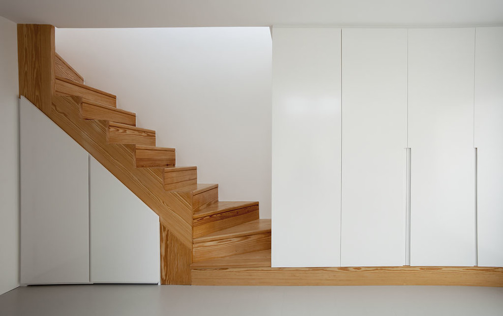 Modelo de escalera curva contemporánea de tamaño medio con escalones de madera y contrahuellas de madera