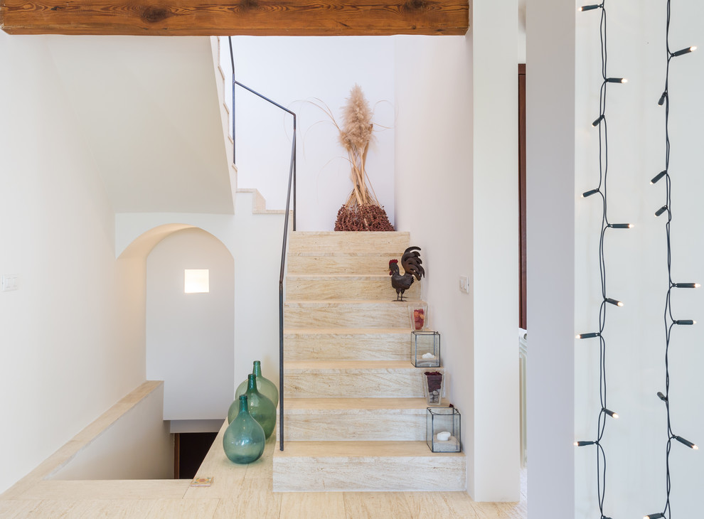 他の地域にある地中海スタイルのおしゃれな階段の写真